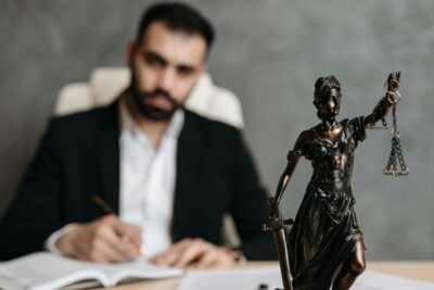Cómo Obligar Legalmente al Gobierno a Actuar en Tu Caso de Inmigración